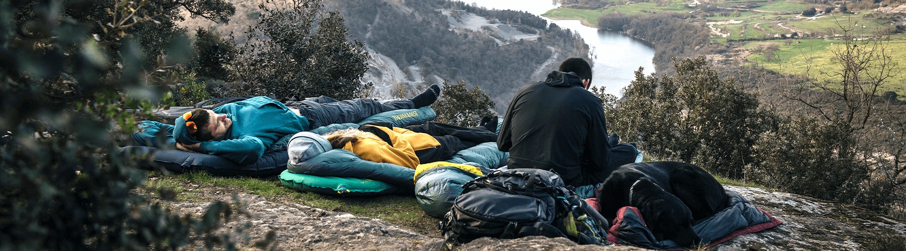 Péřová nebo syntetická náplň u spacáků a přikrývek: Co zvolit?